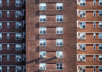 Vivienda ordena la retirada de 53.876 pisos turísticos por no tener registro