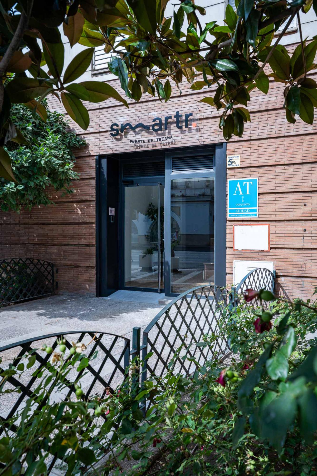 SmartRental Group inaugura la colección Smartr Sevilla Puente de Triana